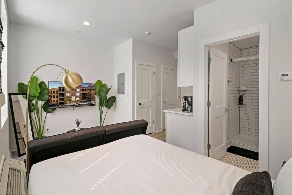 & Comfy Studio Apt Close To Shops & Dining - Montrose 210 & 212 Apartment Chicago