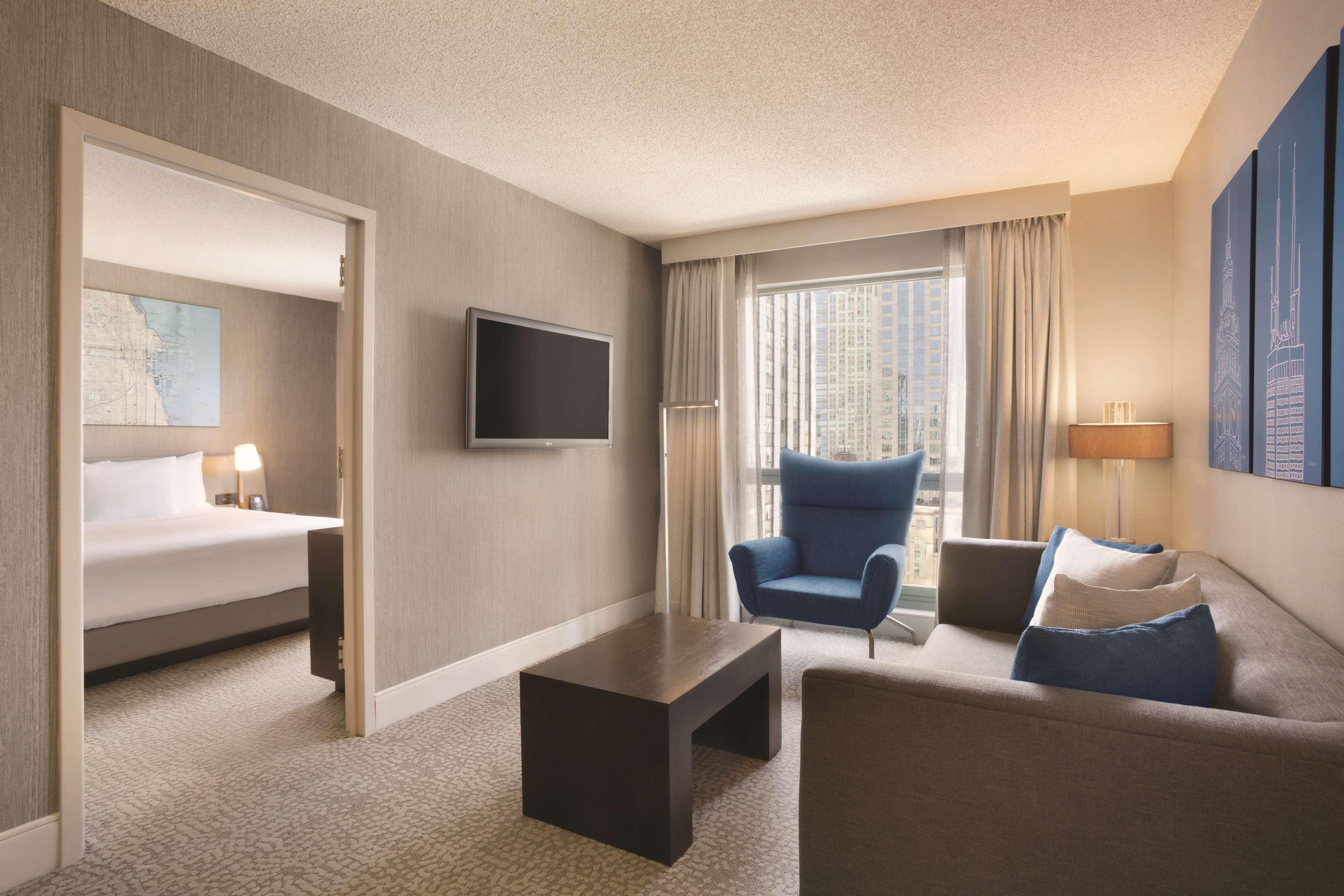 Hilton Magnificent Mile Hotel 3*