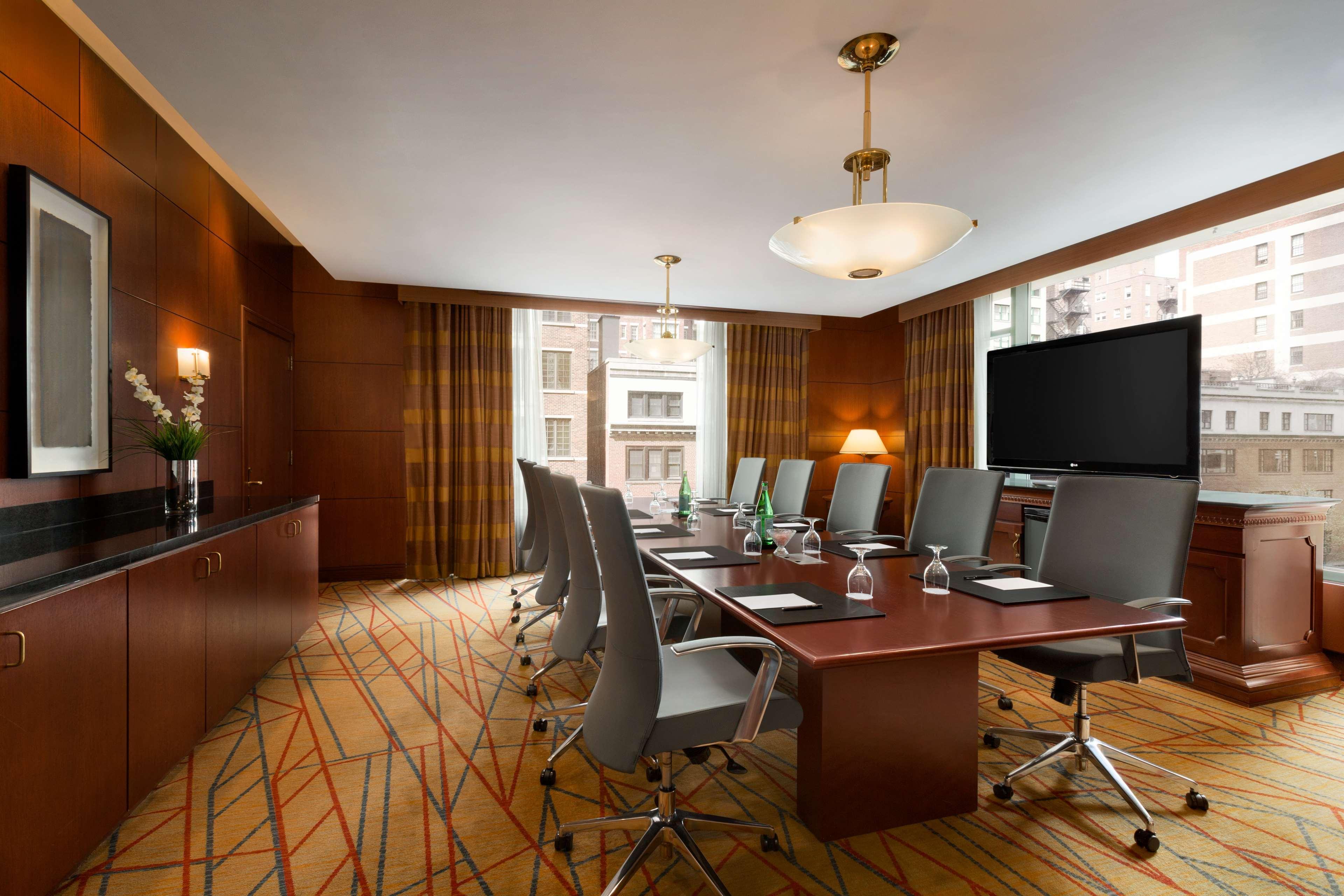 Hilton Magnificent Mile 3*