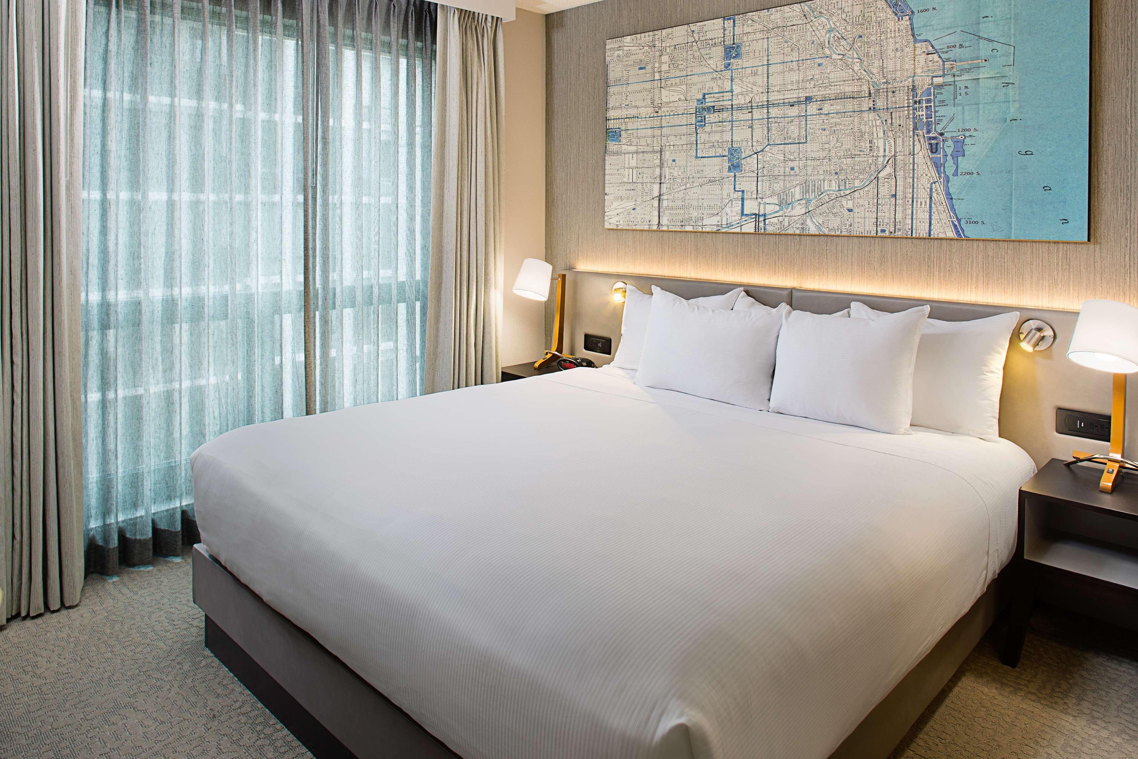 Hilton Magnificent Mile 3*