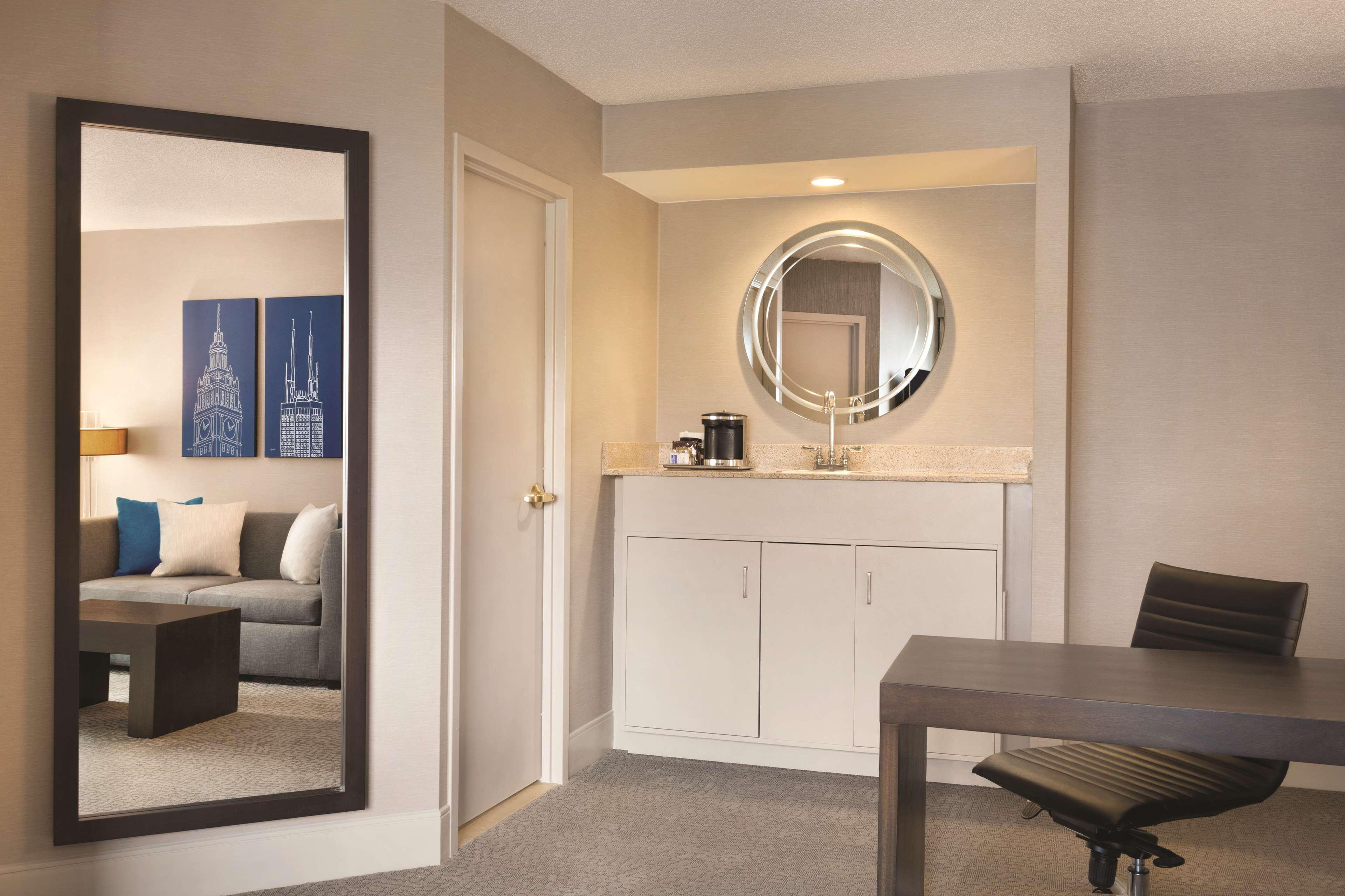 Hilton Magnificent Mile Hotel 3*