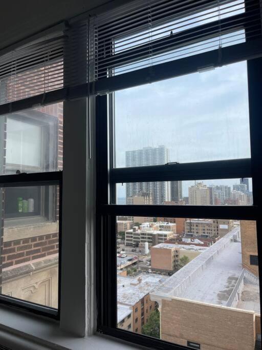 Luxury 3 Bedroom With Fireplace & Lake View! Apartment *
