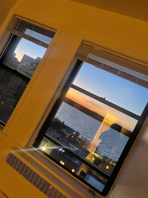 Luxury 3 Bedroom With Fireplace & Lake View! * Chicago