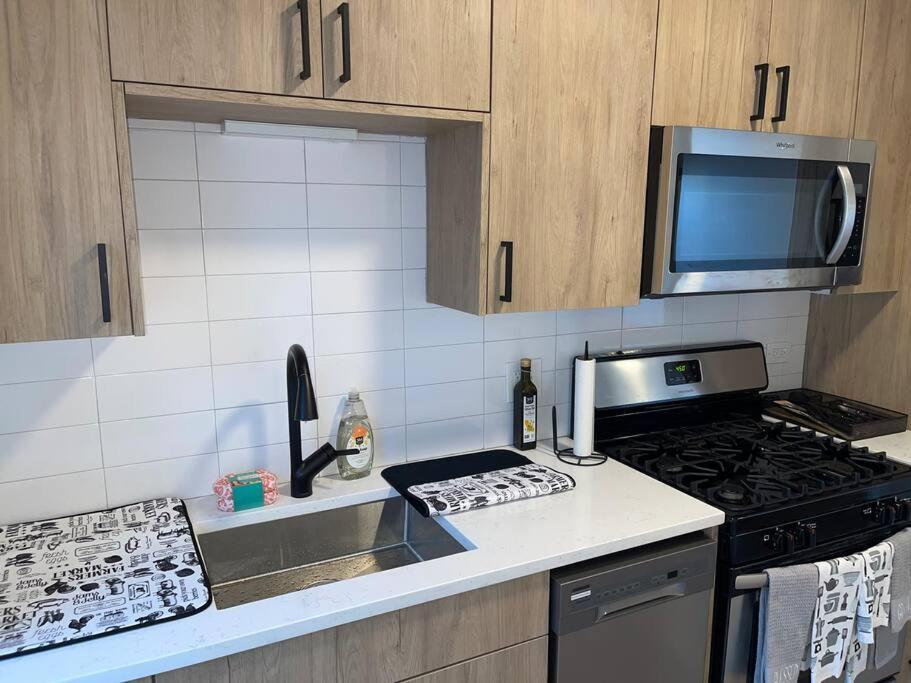 Luxury 3 Bedroom With Fireplace & Lake View! Apartment *