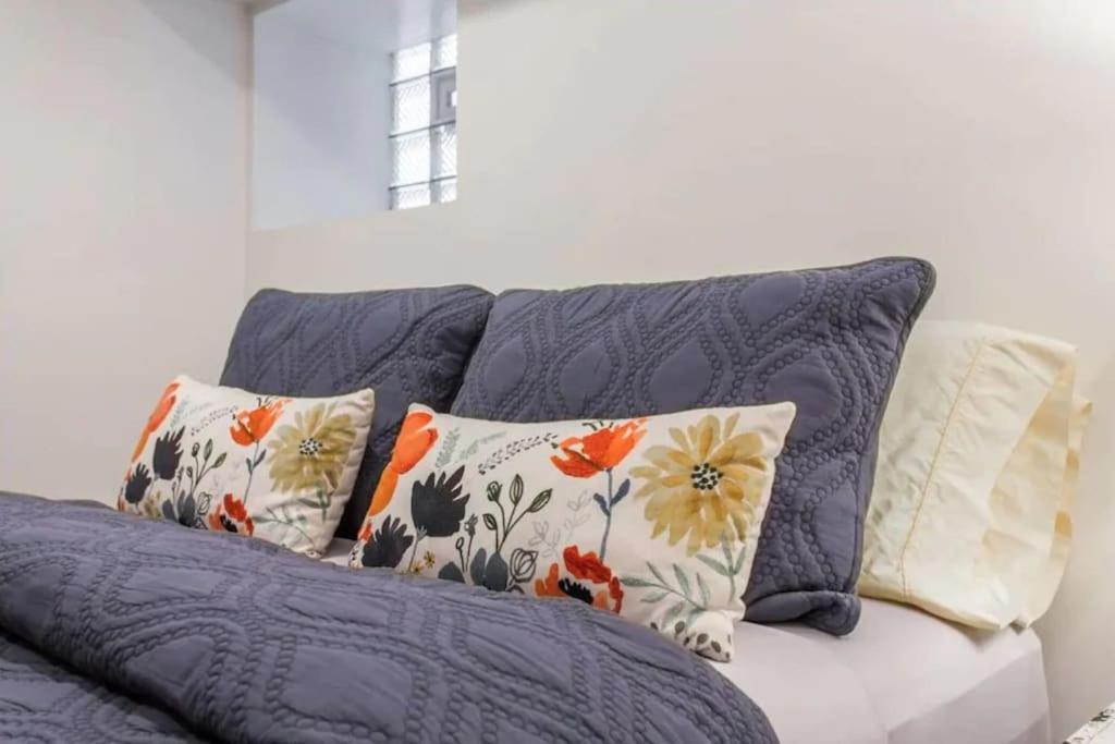 Apartment The Wrigleyville Garden 200 Steps To Wrigley-2br