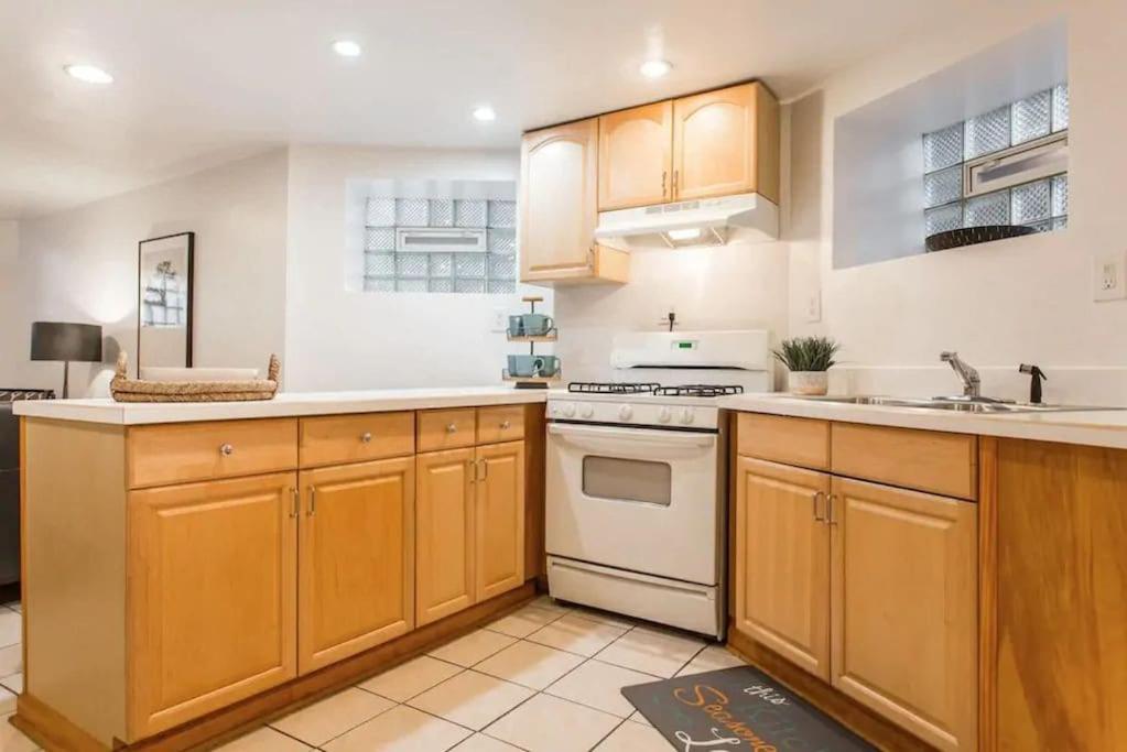 The Wrigleyville Garden 200 Steps To Wrigley-2br *