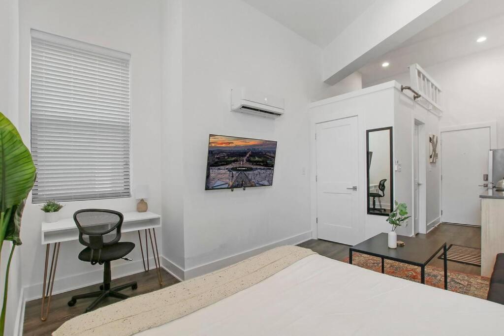 Simple Studio Apt With In-unit Laundry - Wilson 403 *