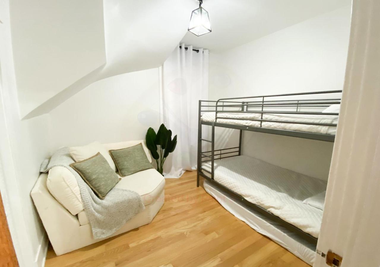 Updated 3 Bedroom In Portage Park! Free Parking! *