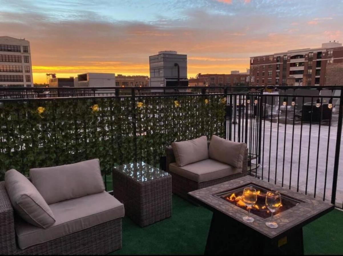 Skyline View Patio Suite: Mccormick Place 3br Retreat Chicago