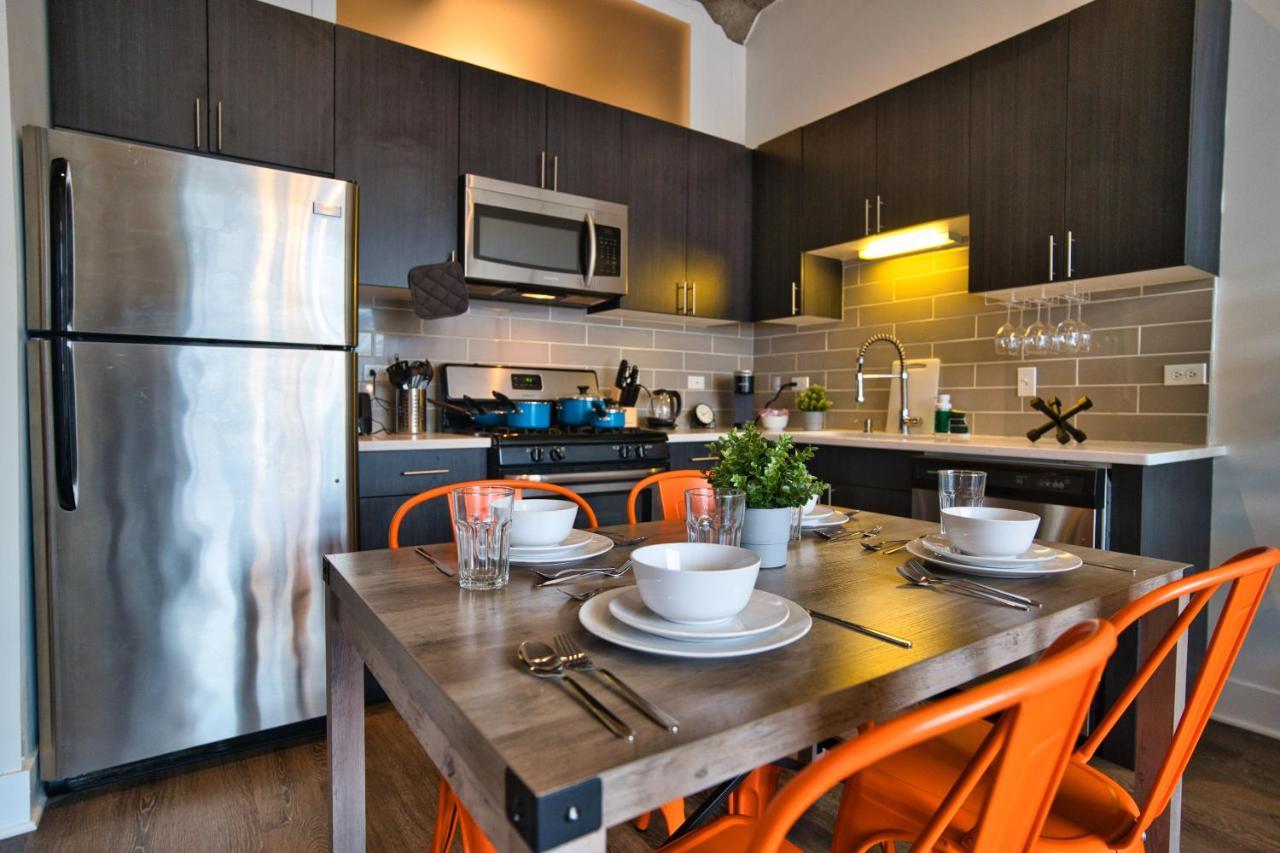 Skyline View Patio Suite: Mccormick Place 3br Retreat *