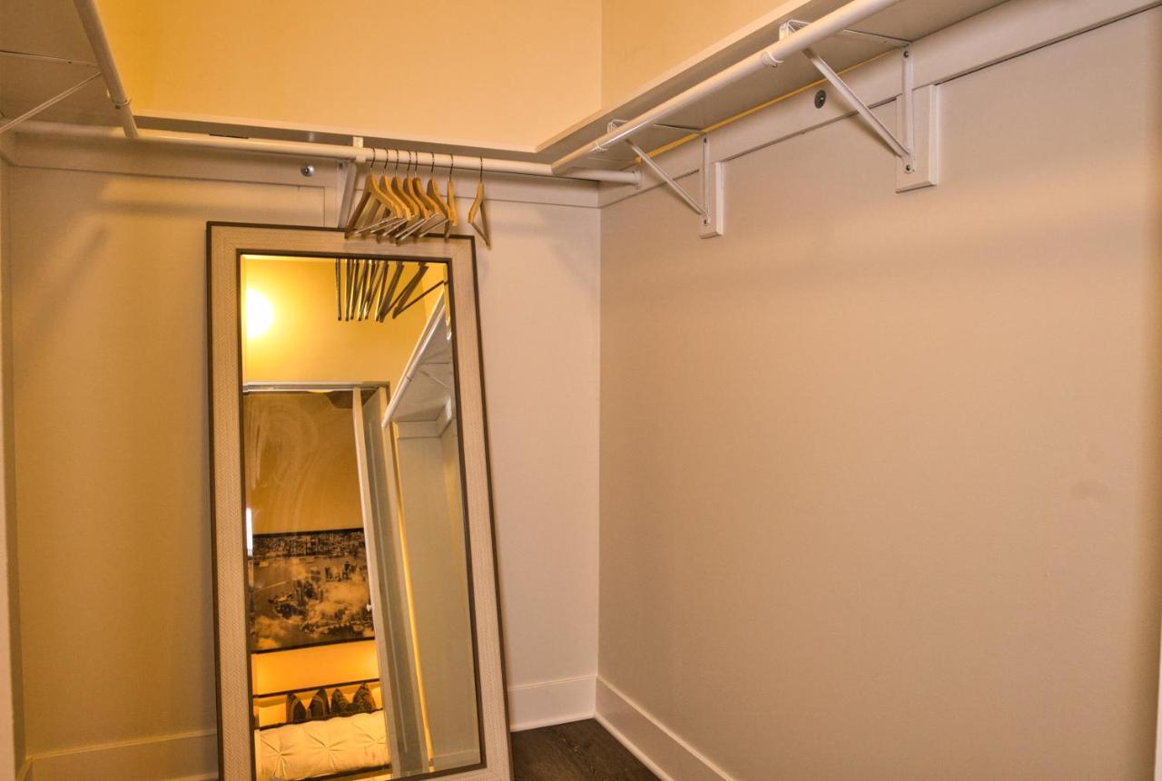 Apartment Skyline View Patio Suite: Mccormick Place 3br Retreat *