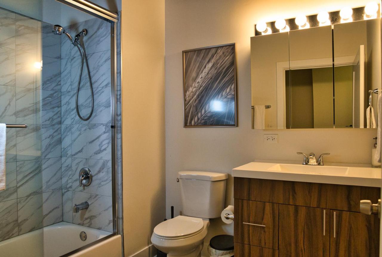 Skyline View Patio Suite: Mccormick Place 3br Retreat * Chicago