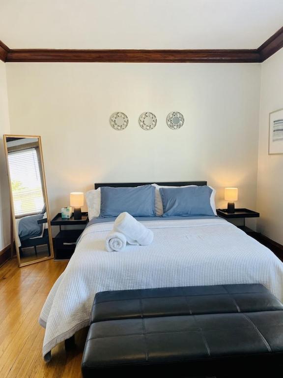 Apartment The Karlov. Gorgeous ,spacious 2bd/ 1ba W/ Parking Chicago