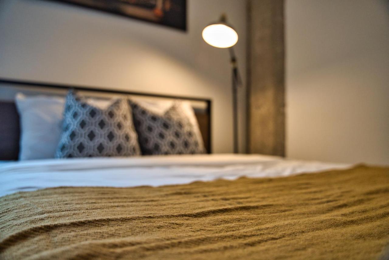 Skyline View Patio Suite: Mccormick Place 3br Retreat Apartment *