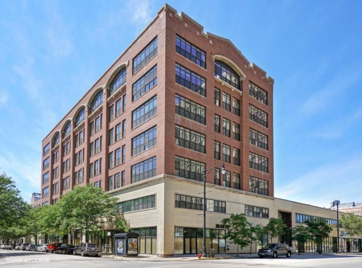 Skyline View Patio Suite: Mccormick Place 3br Retreat * Chicago