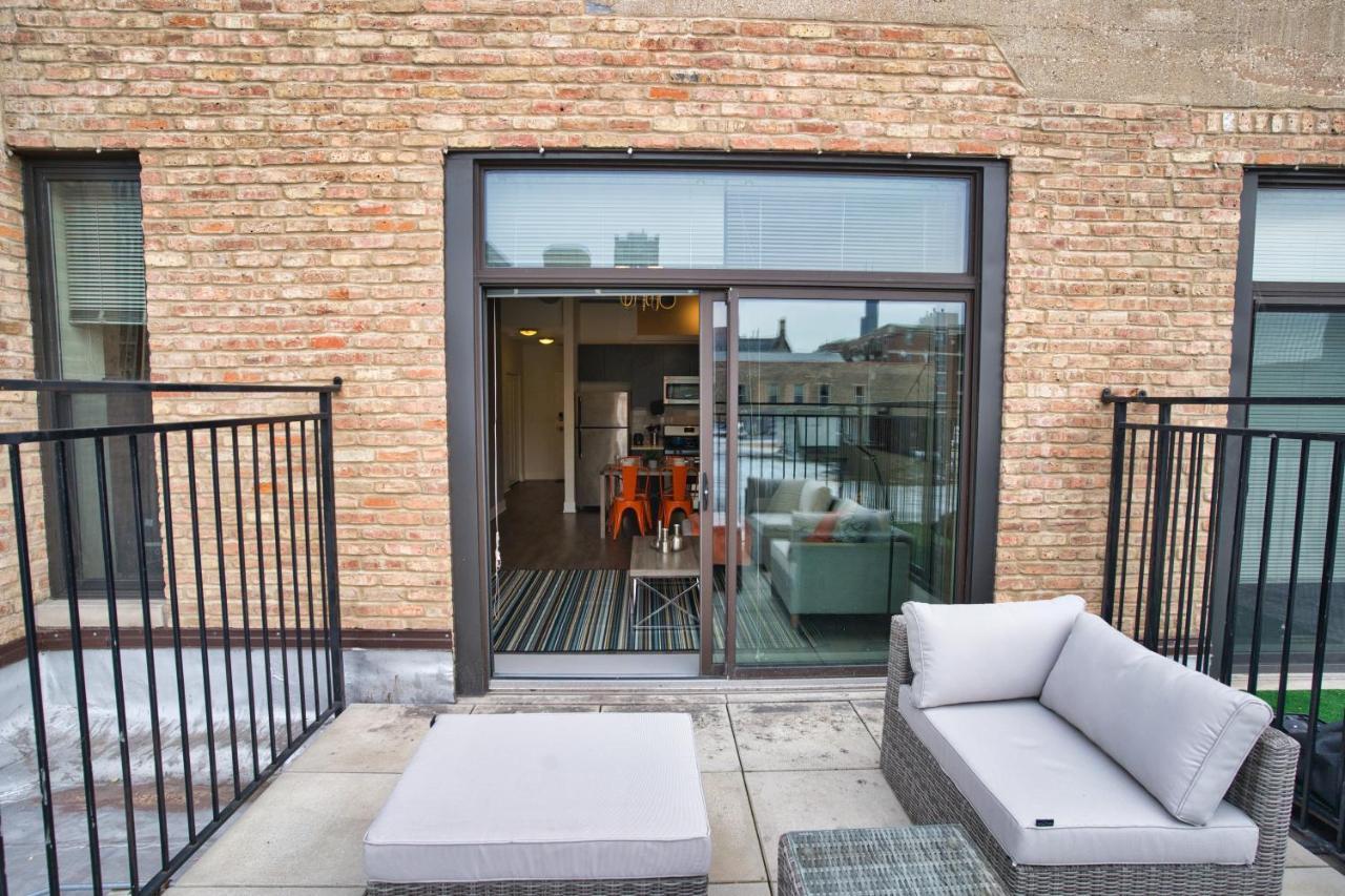 Apartment Skyline View Patio Suite: Mccormick Place 3br Retreat Chicago