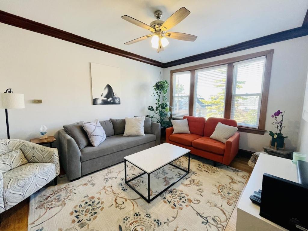 The Karlov. Gorgeous ,spacious 2bd/ 1ba W/ Parking