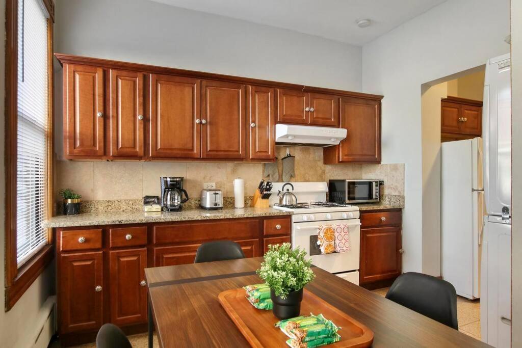 Well-equipped 4br Apt With In-unit Washer & Dryer - Broadway 2 Apartment Chicago