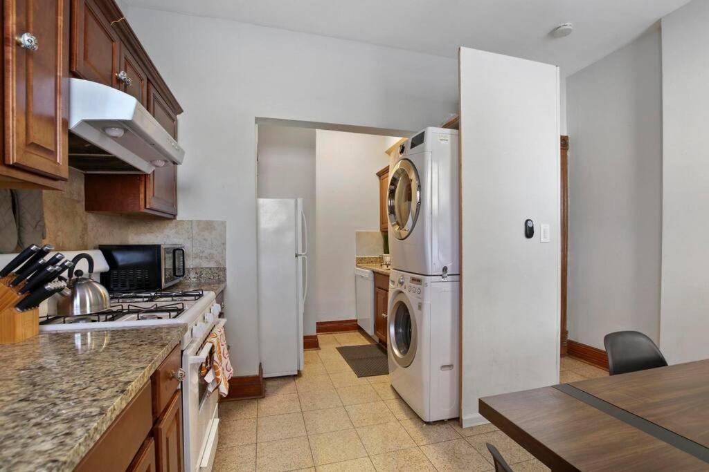 Well-equipped 4br Apt With In-unit Washer & Dryer - Broadway 2 Chicago