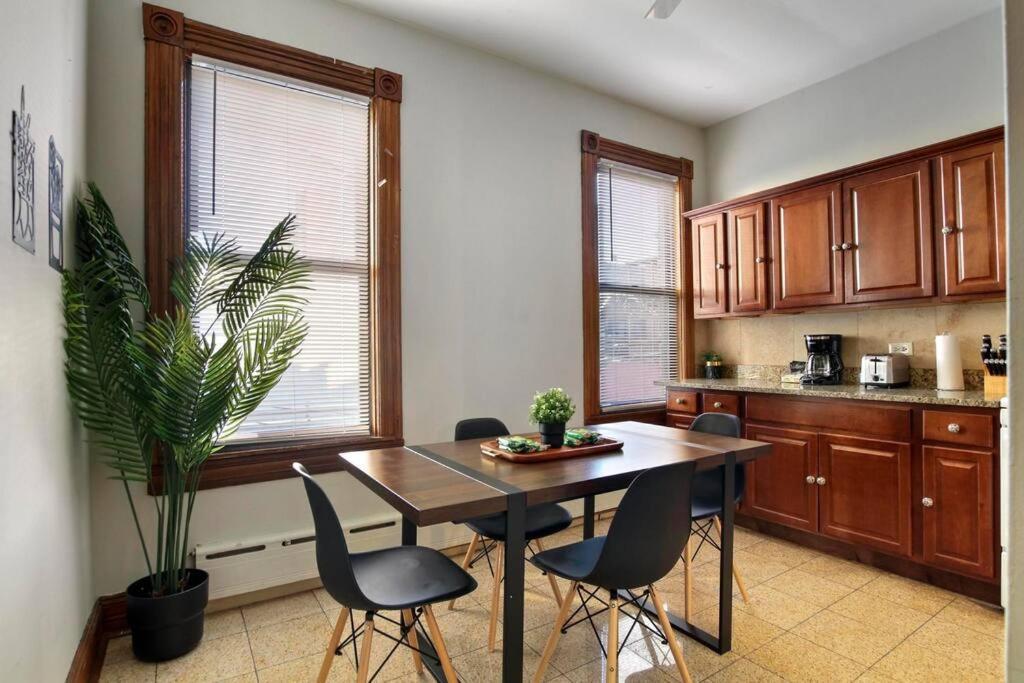 Apartment Well-equipped 4br Apt With In-unit Washer & Dryer - Broadway 2 Chicago