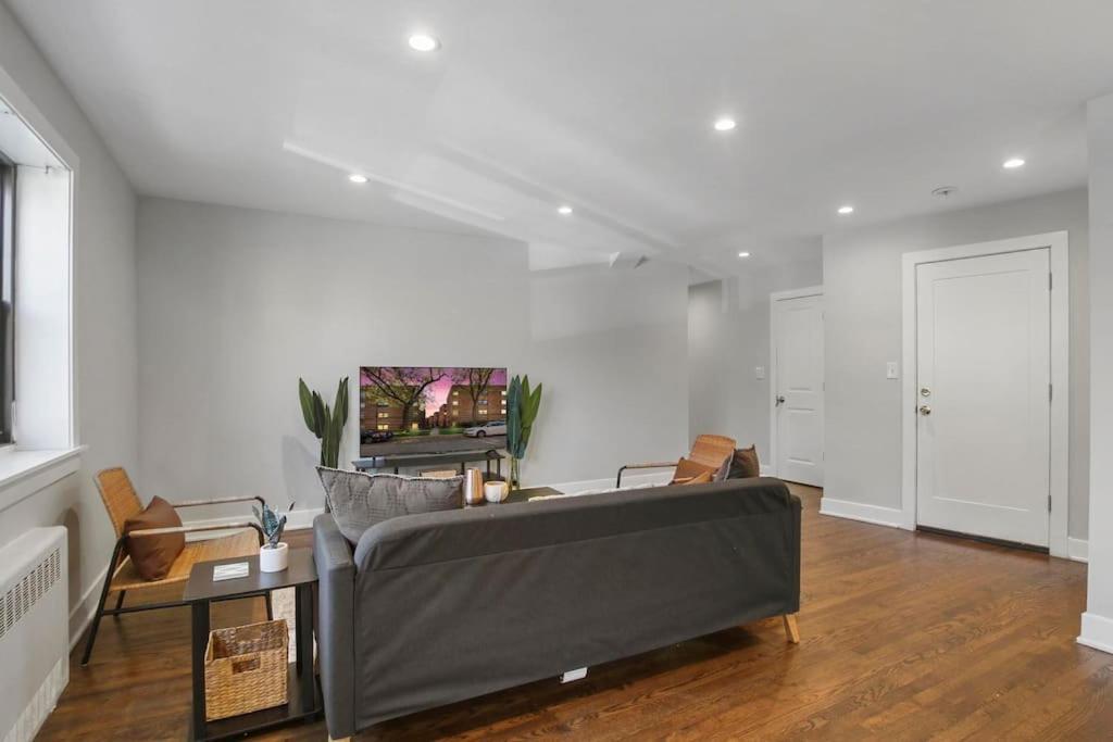 Vibrant 2br Apt Close To And Park - Sheridan 1 Apartment