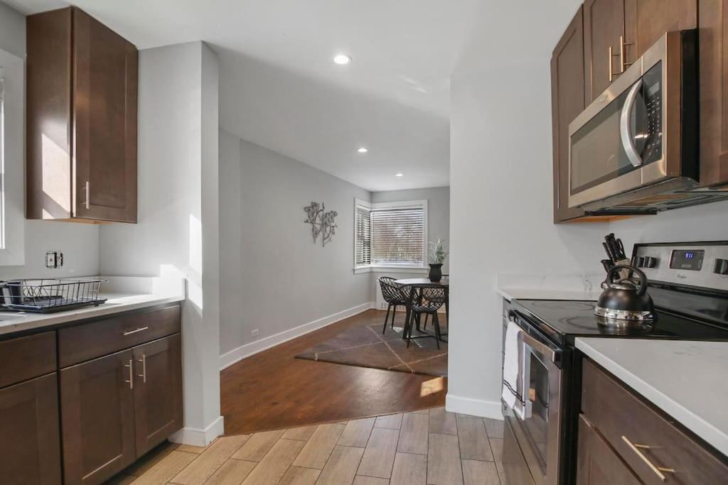 Vibrant 2br Apt Close To And Park - Sheridan 1 Apartment *