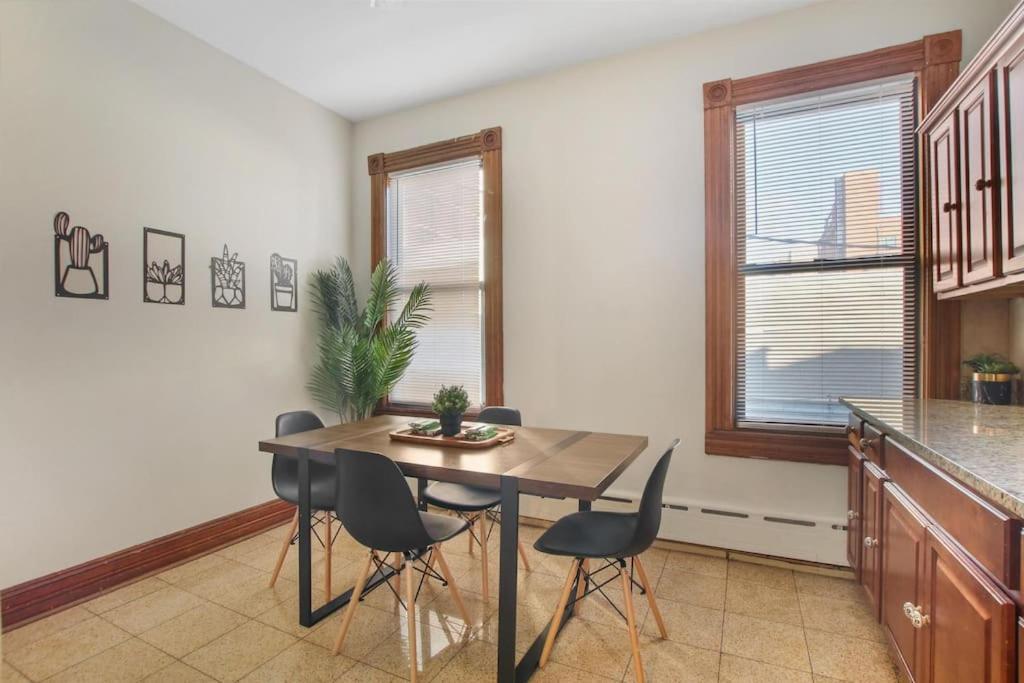 Well-equipped 4br Apt With In-unit Washer & Dryer - Broadway 2 Apartment Chicago