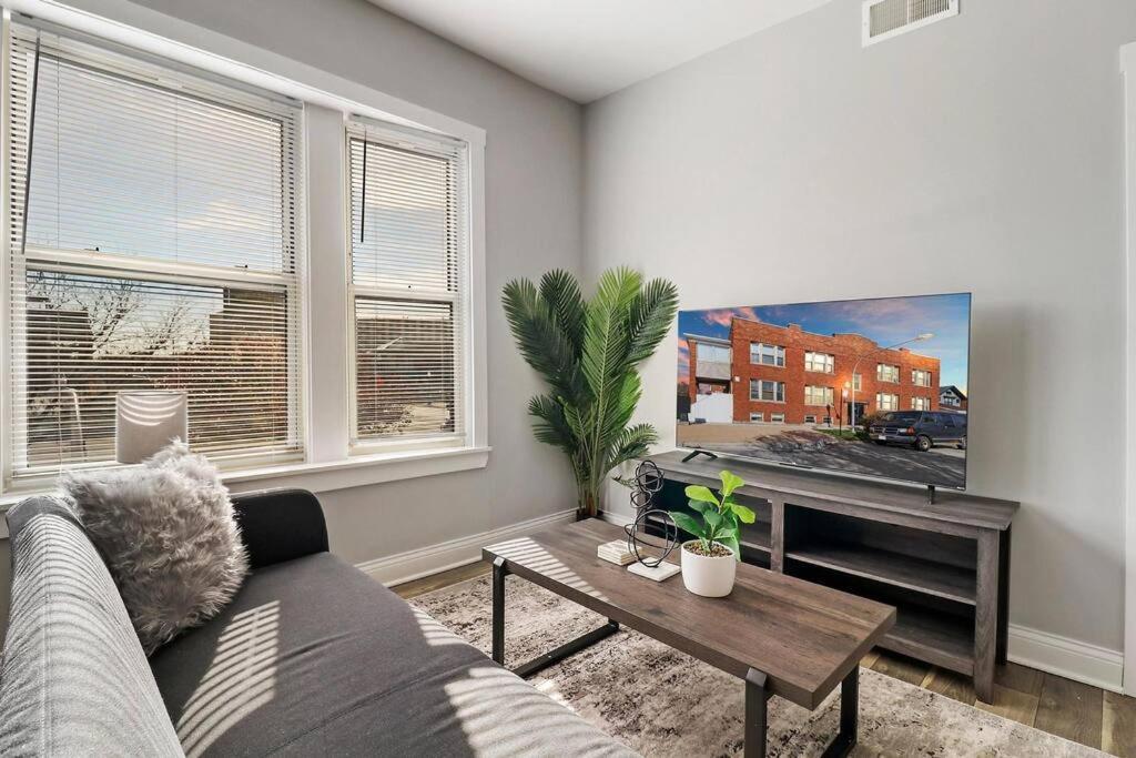 Irving Park 3br With Full Kitchen - Belle Plaine 2w Apartment *