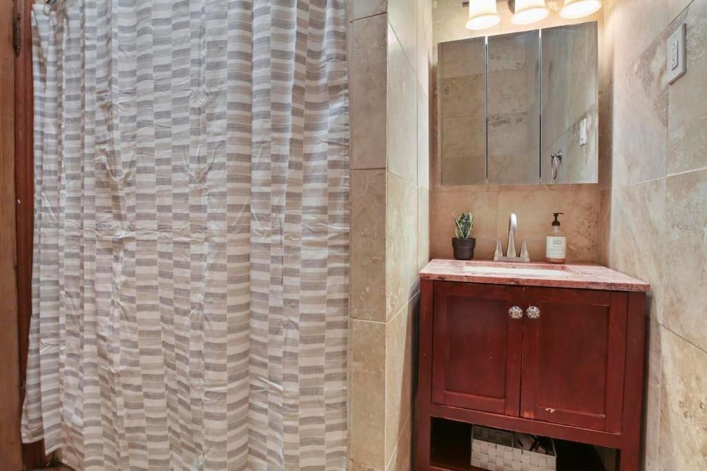 Well-equipped 4br Apt With In-unit Washer & Dryer - Broadway 2 Chicago