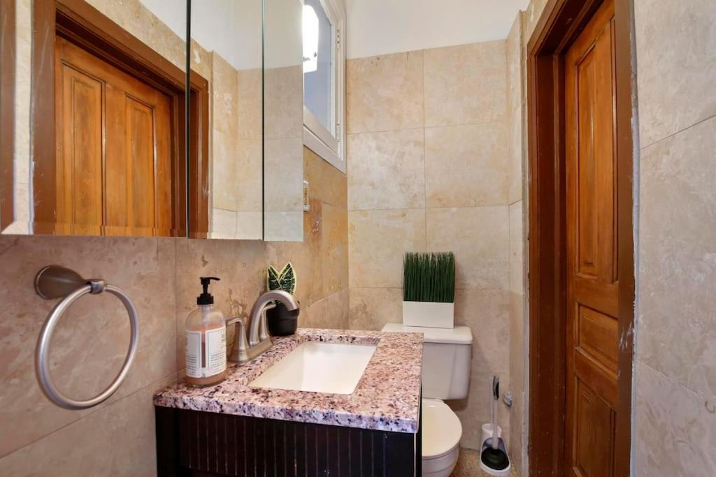 Well-equipped 4br Apt With In-unit Washer & Dryer - Broadway 2 Apartment *