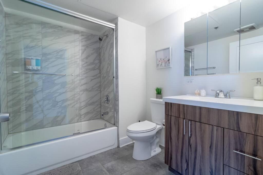 Apartment Mccormick Place Skyline View 2br-2ba With Optional Parking For 8 Guests