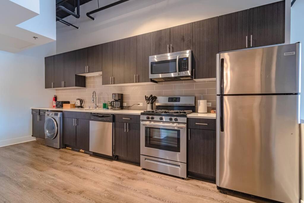 Apartment Mccormick Place Huge 2b-2b Loft With Optional Parking That Sleeps Up To 8 Chicago