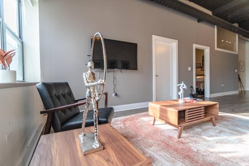 Apartment Mccormick Place Huge 2b-2b Loft With Optional Parking That Sleeps Up To 8 *