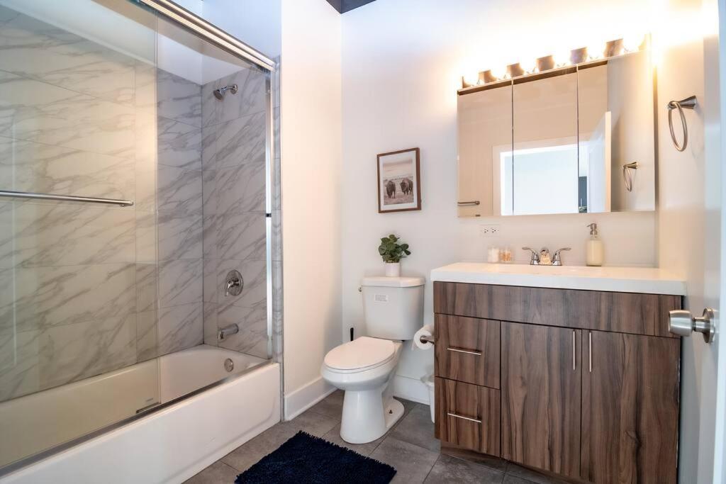 Apartment Mccormick Place Beautiful 2b-2b With Optional Parking - Sleeps Up To 8 *