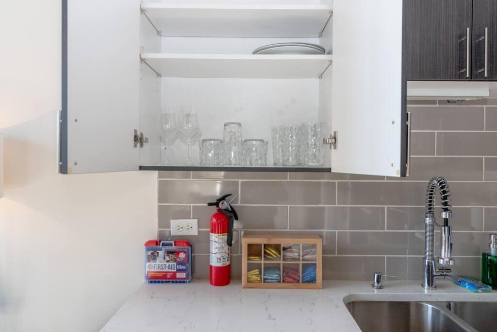 Mccormick Place 2br Stylish With Optional Parking And Gym For Up To 8 Guests Near Soldier Field And Grant Park Chicago