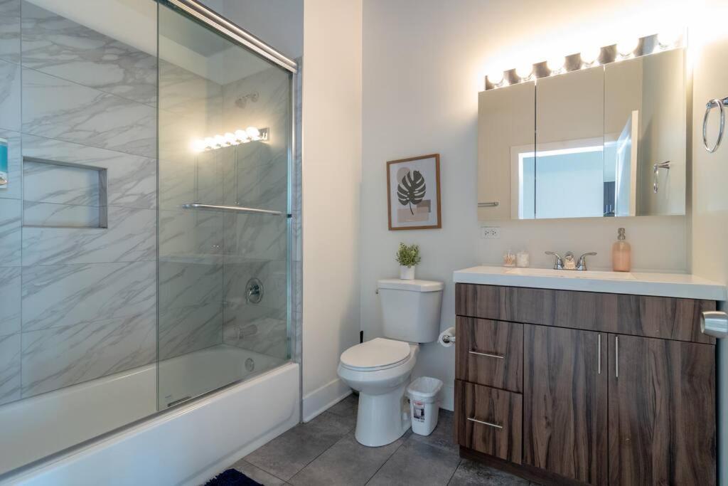 Mccormick Place 2br Stylish With Optional Parking And Gym For Up To 8 Guests Near Soldier Field And Grant Park Chicago