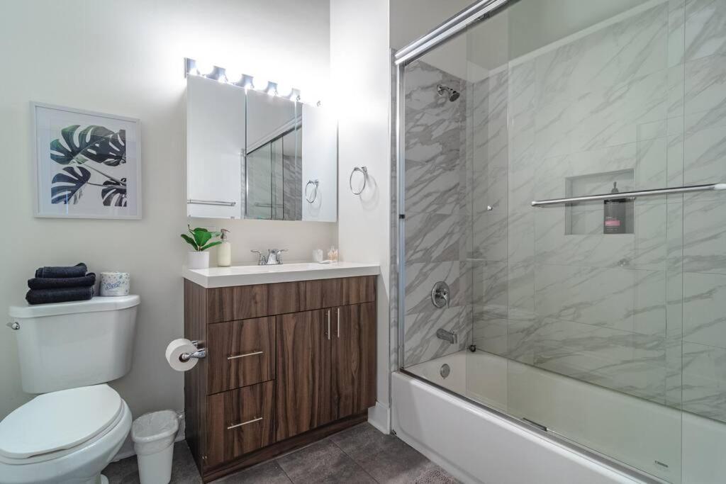 Mccormick Place Huge 2b-2b Loft With Optional Parking That Sleeps Up To 8