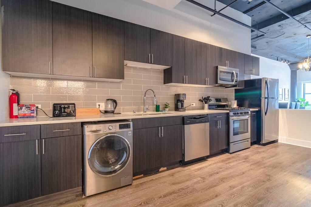 Mccormick Place Huge 2b-2b Loft With Optional Parking That Sleeps Up To 8 Apartment *