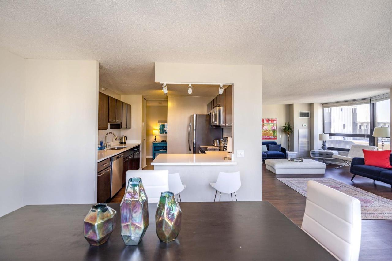 3br Stunning Spacious Sky Loft Indoor Pool, Parking & Incredible Views Apartment Chicago