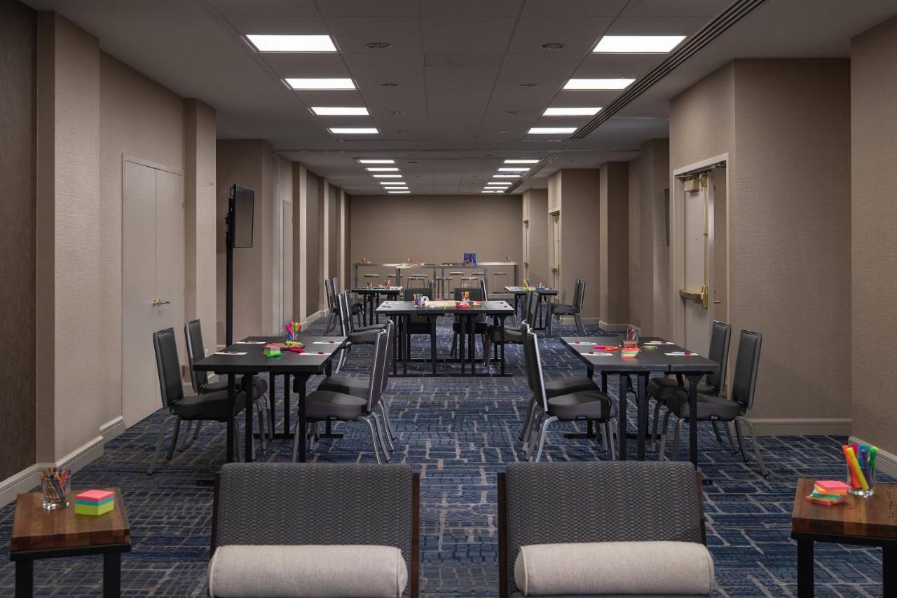 Marriott Downtown Magnificent Mile Hotel 4*