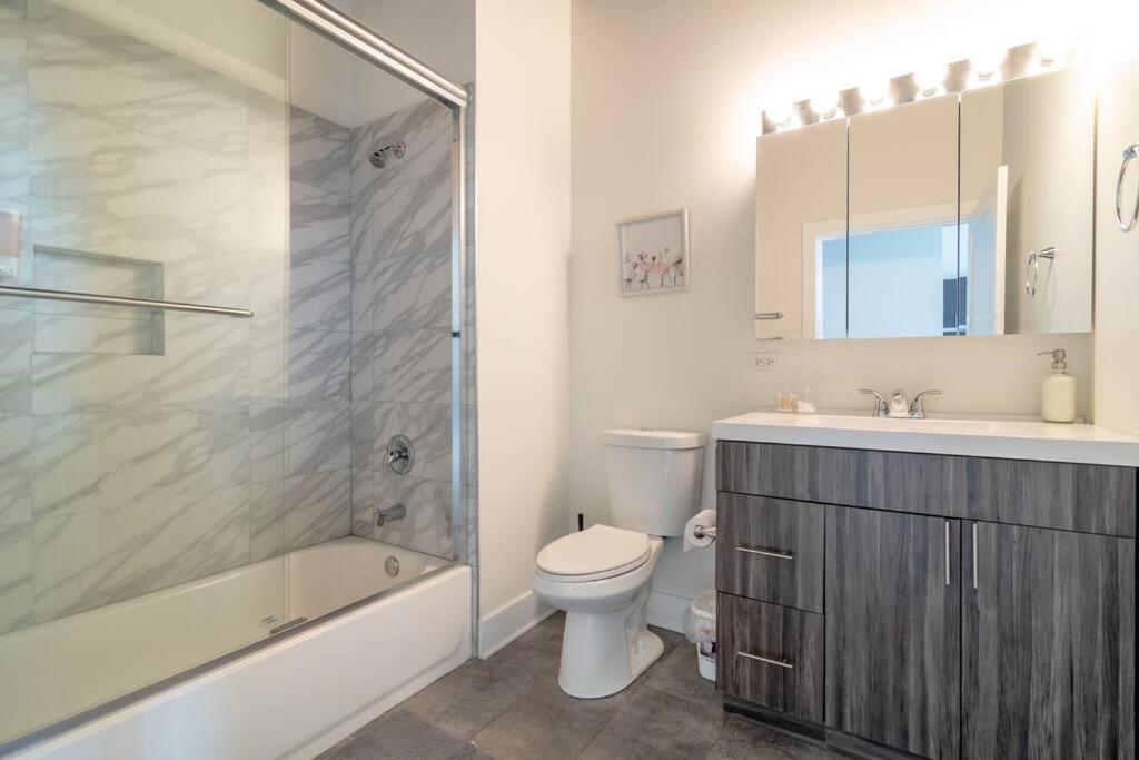 Apartment Mccormick Place With View 2br-2ba For 8 Guests - Optional Parking & Gym Access Chicago