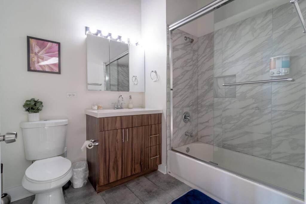 Mccormick Place With View 2br-2ba For 8 Guests - Optional Parking & Gym Access Apartment *