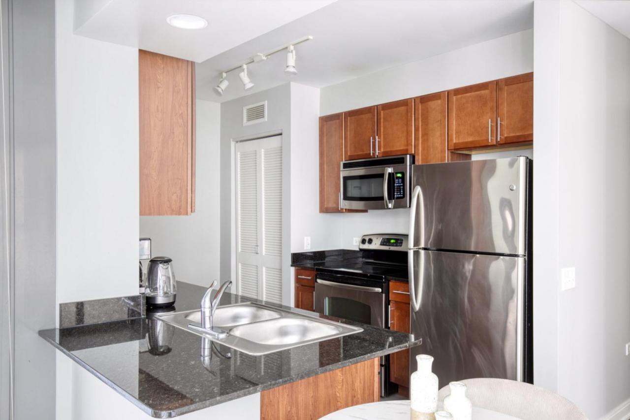 Loop 1br W Gym Pool Lounge 1 Block From L Chi-696