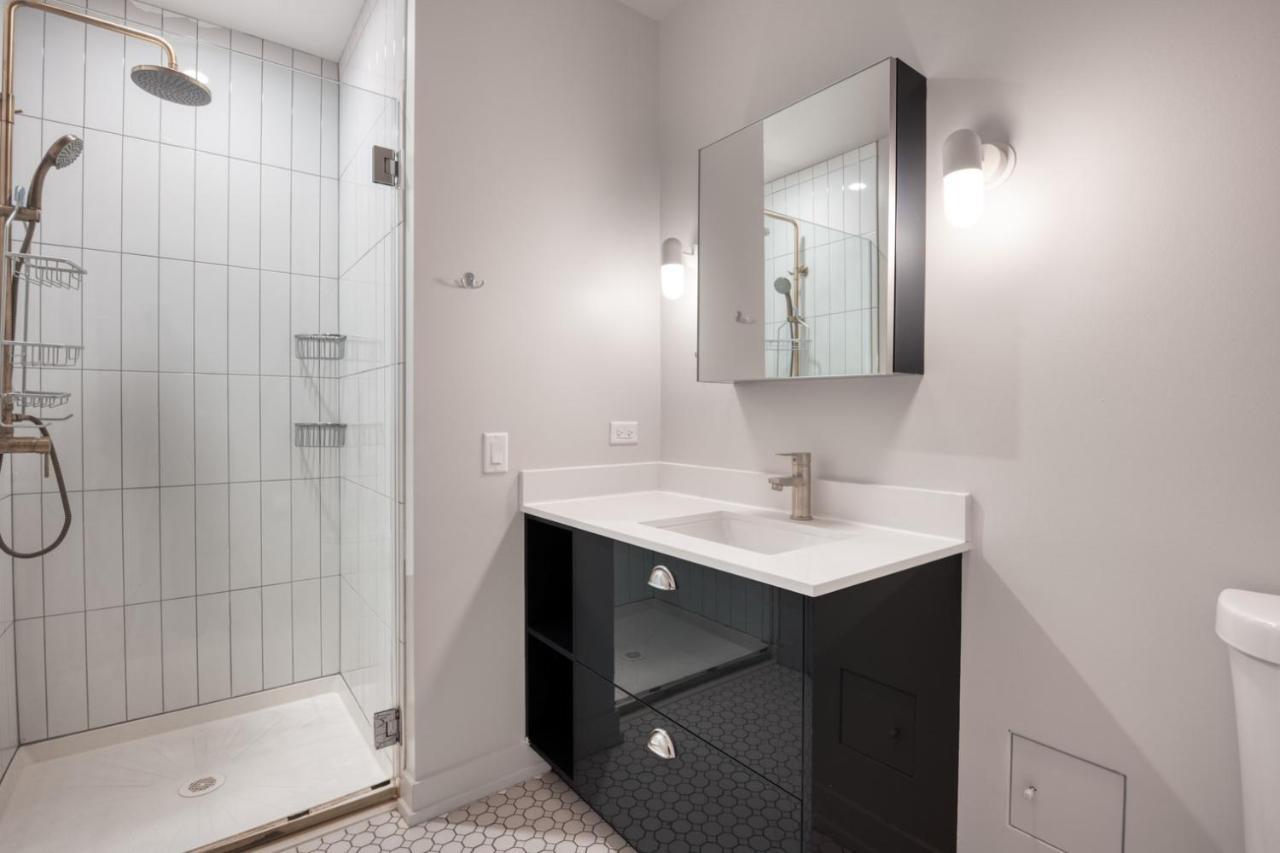 River North 1br W Gym Lounge Roof Nr Riverwalk Chi-891