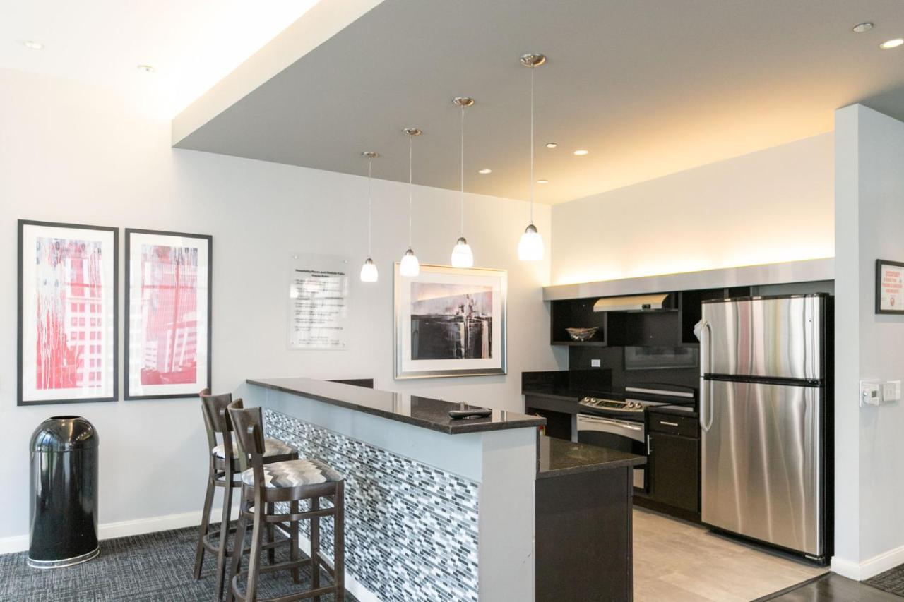 Loop 1br W Gym Pool Lounge 1 Block From L Chi-696 Apartment *