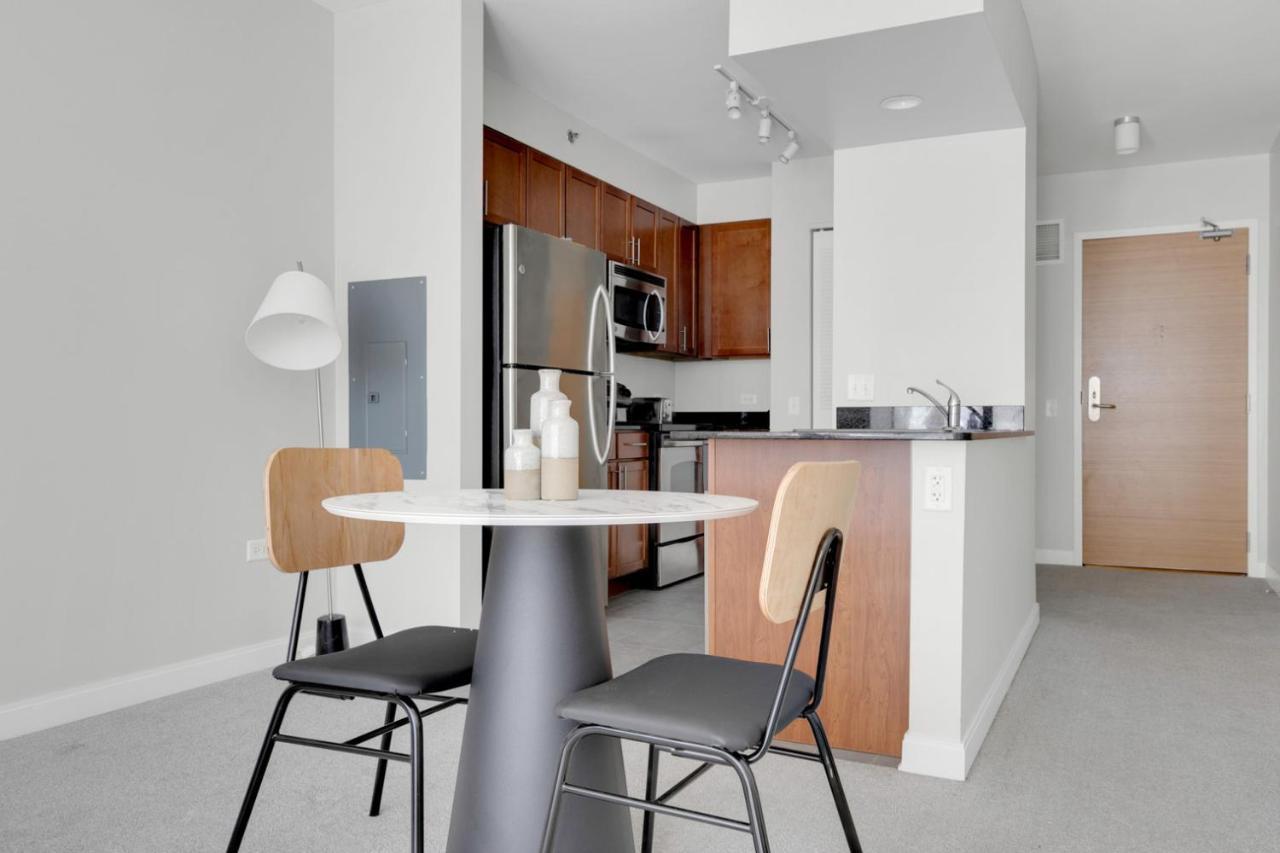 Apartment Loop W Pool Gym Lounge Nr Riverwalk Chi-633 *