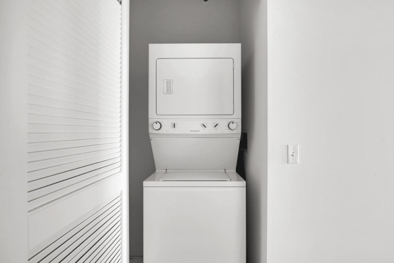Near North 2br W Roof Gym Nr Red Line Chi-580 Chicago