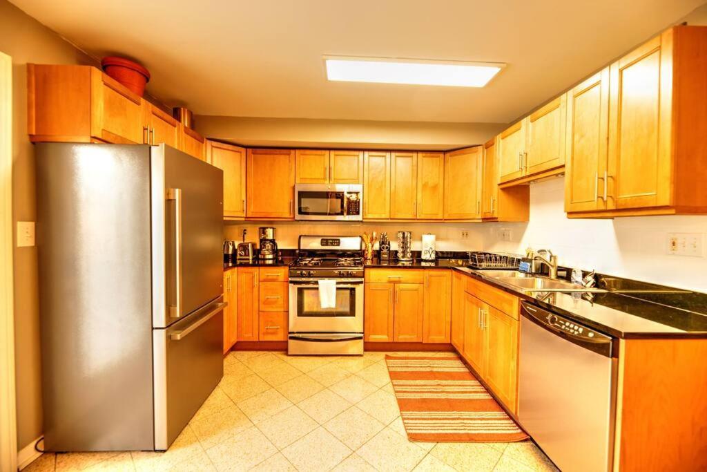 Spacious Row Next Transit Near Downtown W Parking
