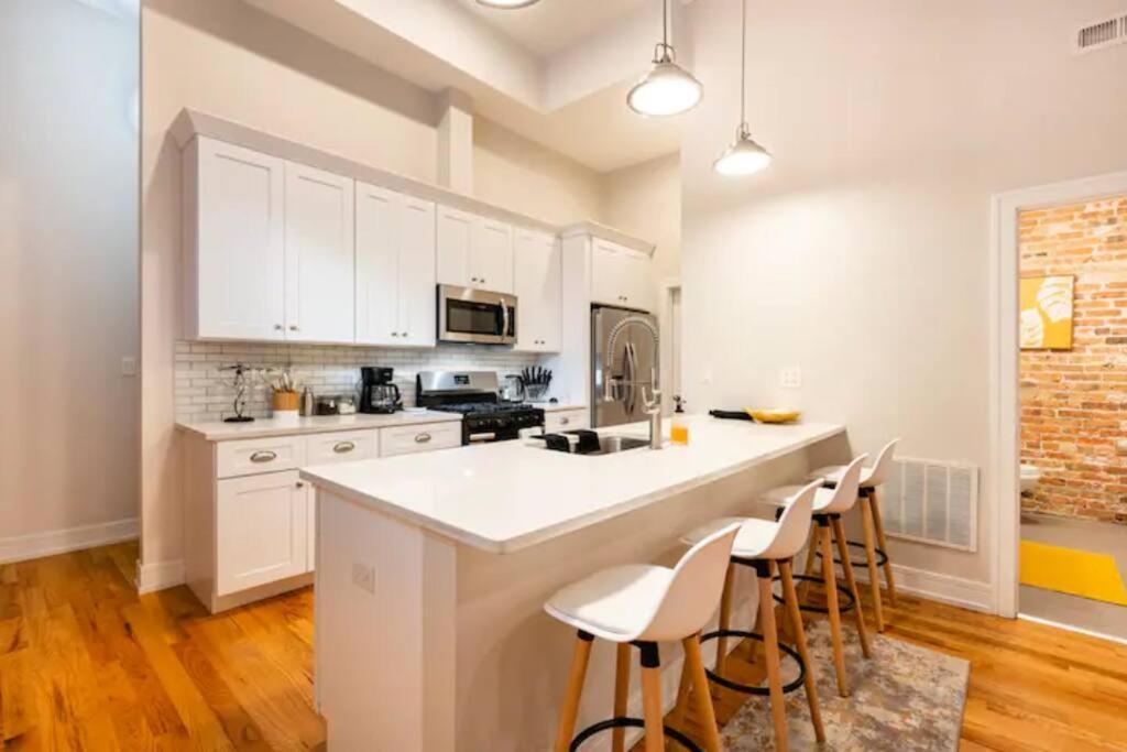 Luxurious Downtown 3 Bed 2 Bth