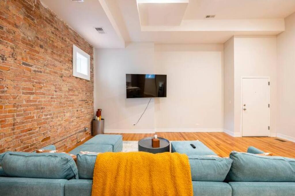Luxurious Downtown 3 Bed 2 Bth Chicago